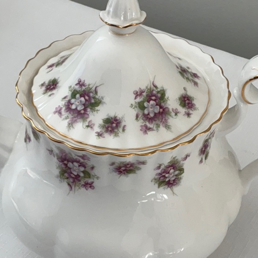 ROYAL ALBERT SWEET VIOLET 5 CUPS TEA POT. NWT - Picture 5 of 5
